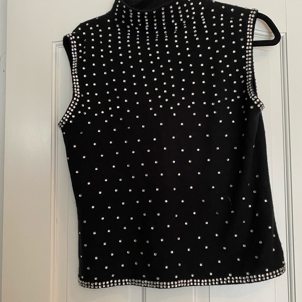Sleeveless sweater with rhinestones